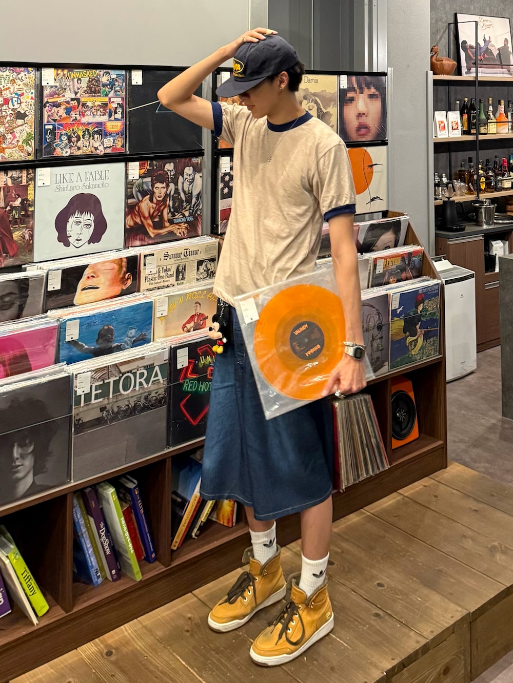 ベージュ系のTシャツ/カットソー、ベージュ系のスニーカー、ブルー系のその他パンツを着用したメンズの夏コーディネートの2枚目の写真