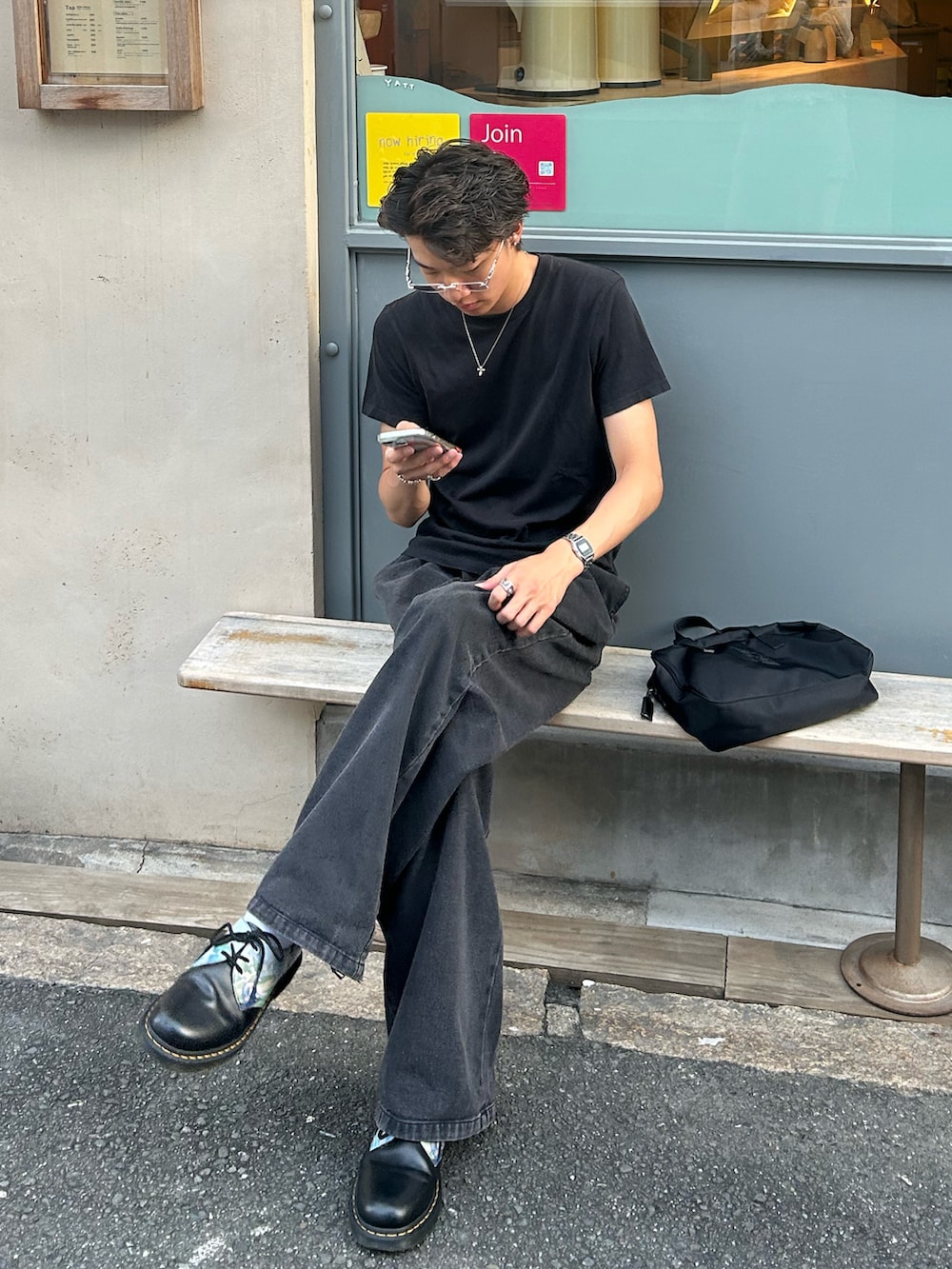 ブラック系のTシャツ/カットソー、ブラック系のデニムパンツ、ブラック系のシューズを着用したメンズの夏コーディネートの2枚目の写真