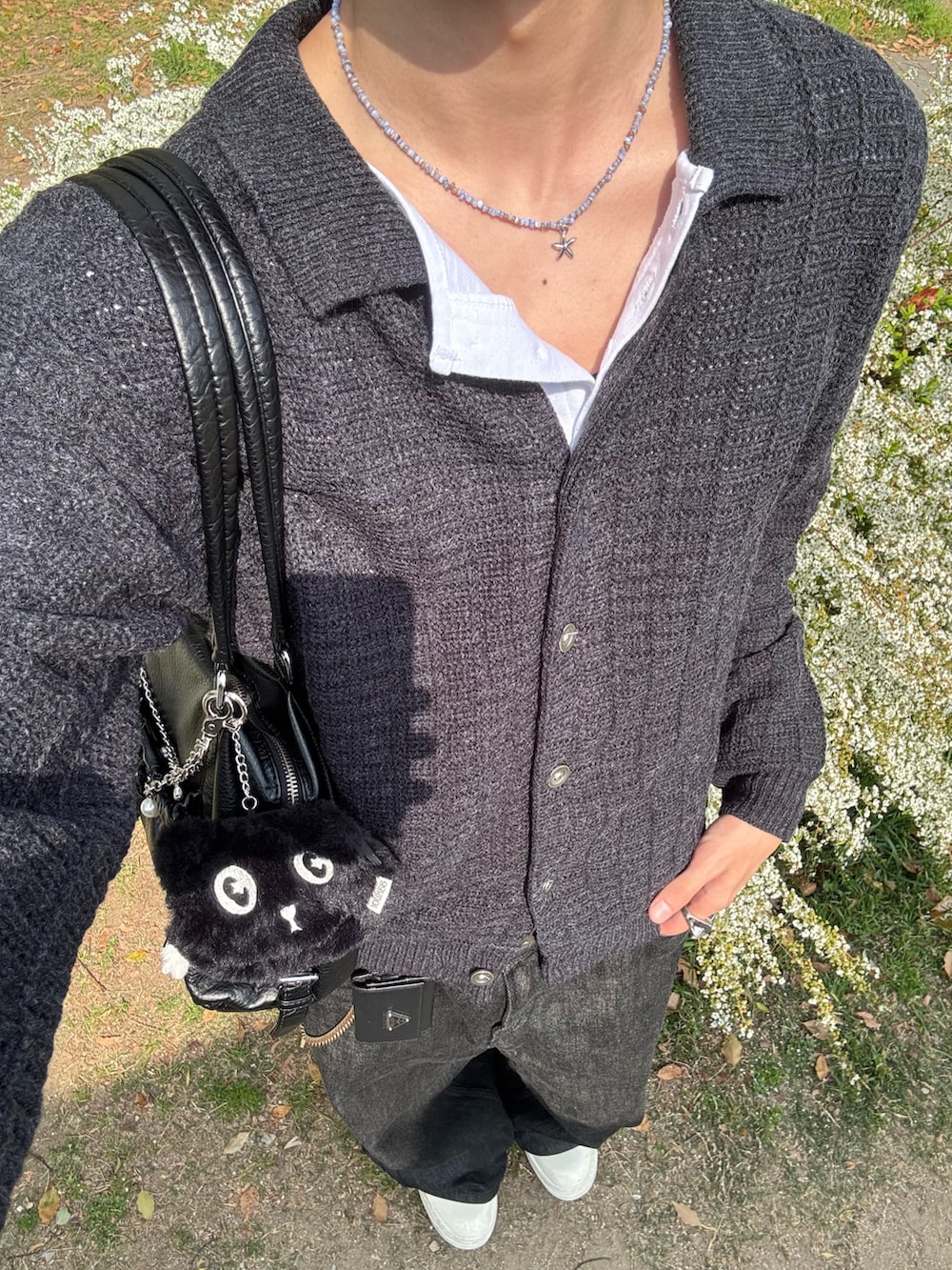 グレー系のカーディガン/ボレロ、ホワイト系のTシャツ/カットソー、ブラック系のデニムパンツを着用したメンズの春コーディネートの5枚目の写真