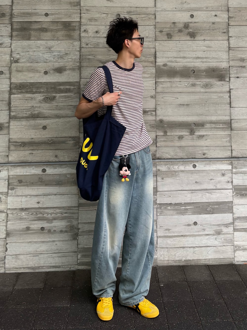 ブルー系のTシャツ/カットソー、ブルー系のデニムパンツ、ブルー系のトートバッグを着用したメンズの夏コーディネートの2枚目の写真