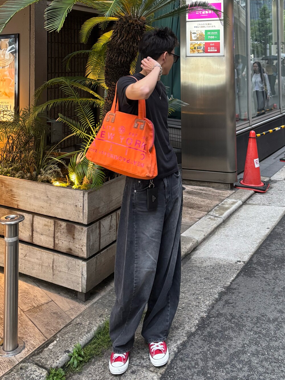 ブラック系のTシャツ/カットソー、ブラック系のデニムパンツ、レッド系のスニーカーを着用したメンズの夏コーディネートの2枚目の写真