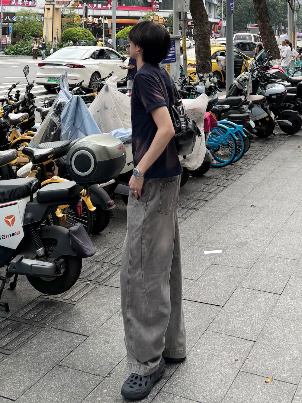 ブルー系のTシャツ/カットソー、グレー系のデニムパンツ、ブラック系のサンダルを着用したメンズの春コーディネートの4枚目の写真