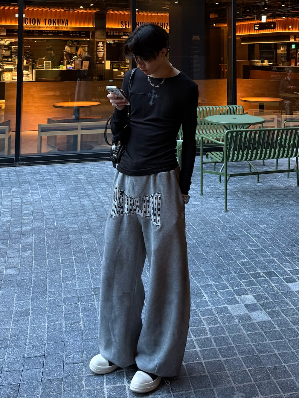 その他のTシャツ/カットソー、グレー系のスウェットパンツ、ブラック系のスニーカーを着用したメンズの冬コーディネートの2枚目の写真