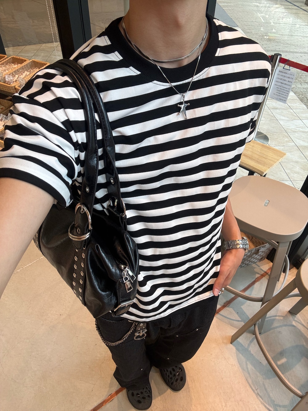 ホワイト系のTシャツ/カットソー、ブラック系のデニムパンツ、ブラック系のショルダーバッグを着用したメンズの春コーディネートの5枚目の写真