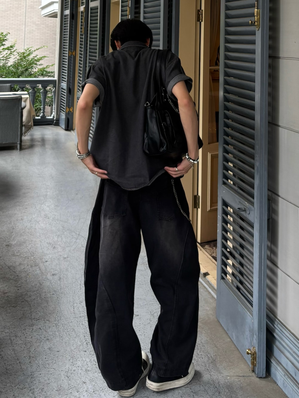 ブラック系のシャツ/ブラウス、ブラック系のデニムパンツ、ブラック系のスニーカーを着用したメンズの夏コーディネートの2枚目の写真