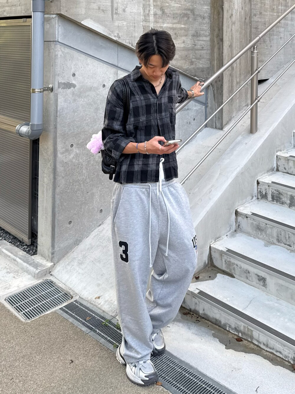 ブラック系のシャツ/ブラウス、ホワイト系のスニーカー、グレー系のスウェットパンツを着用したメンズの秋コーディネートの2枚目の写真