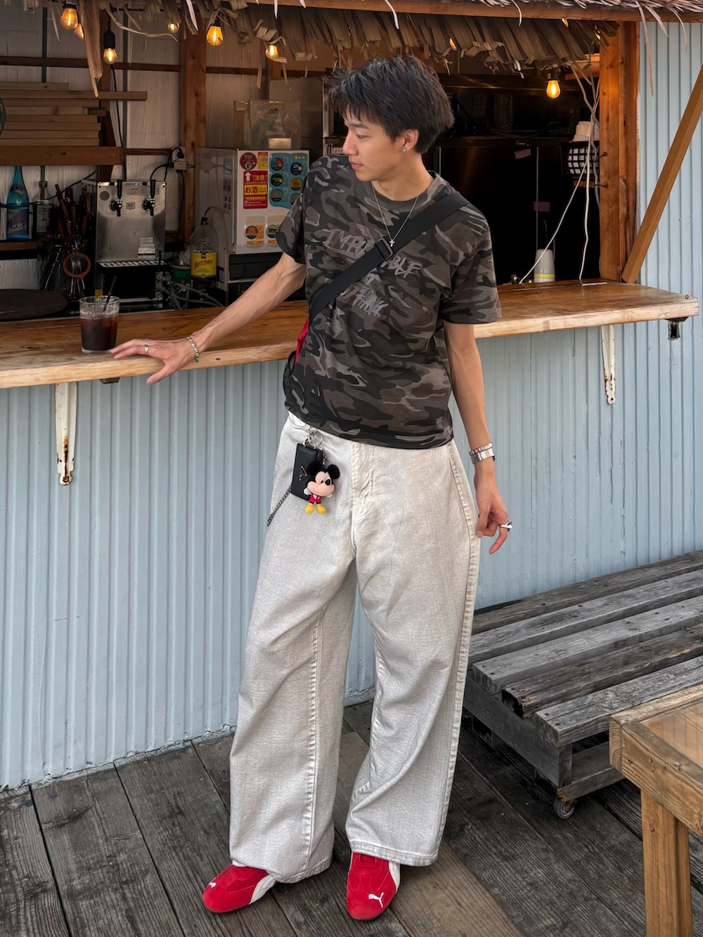 ブラウン系のTシャツ/カットソー、ホワイト系のデニムパンツ、レッド系のスニーカーを着用したメンズの夏コーディネートの2枚目の写真