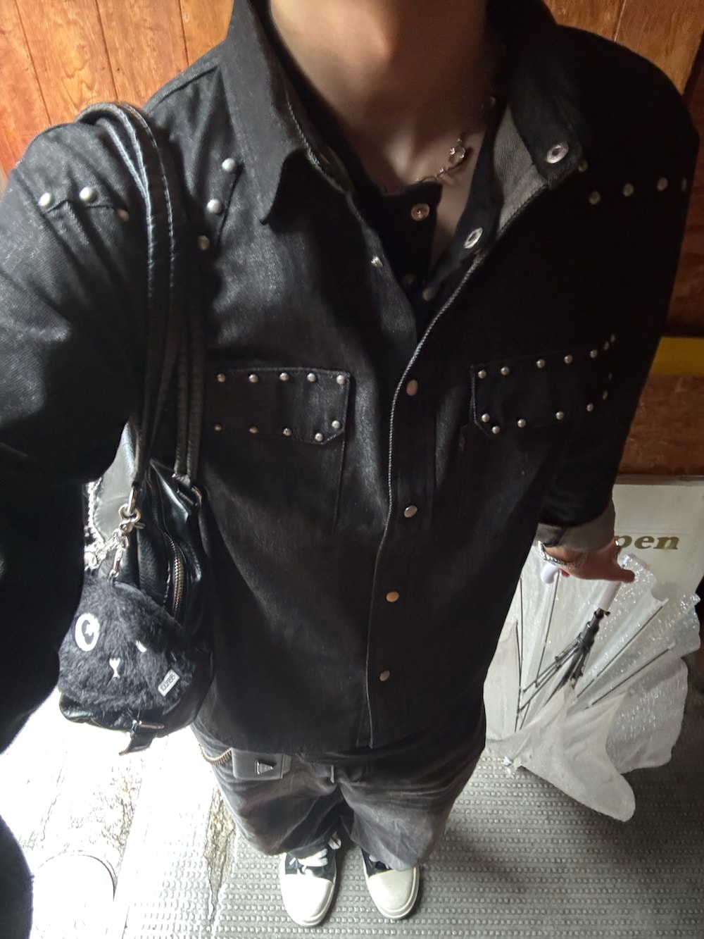 ブラック系のシャツ/ブラウス、ブラック系のデニムパンツ、ブラック系のスニーカーを着用したメンズの春コーディネートの5枚目の写真