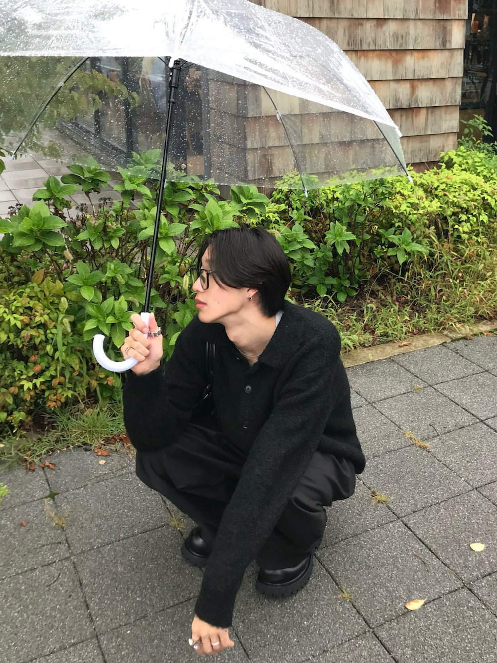 ブラック系のカーディガン/ボレロ、ブラック系のスラックス、ブラック系のドレスシューズを着用したメンズの秋コーディネートの4枚目の写真