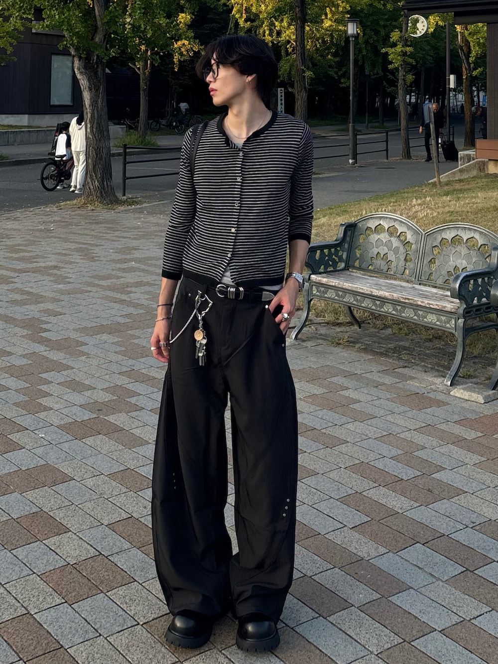ブラック系のカーディガン/ボレロ、その他のTシャツ/カットソー、ブラック系のスラックスを着用したメンズの秋コーディネートの2枚目の写真