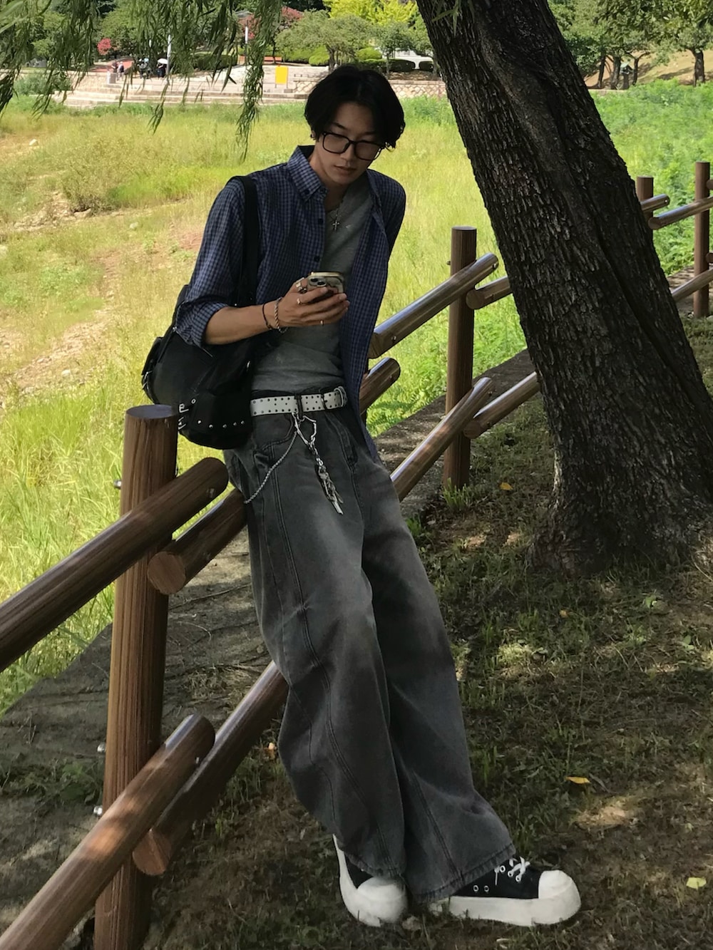 ブルー系のシャツ/ブラウス、グレー系のデニムパンツ、ブラック系のスニーカーを着用したメンズの秋コーディネートの3枚目の写真