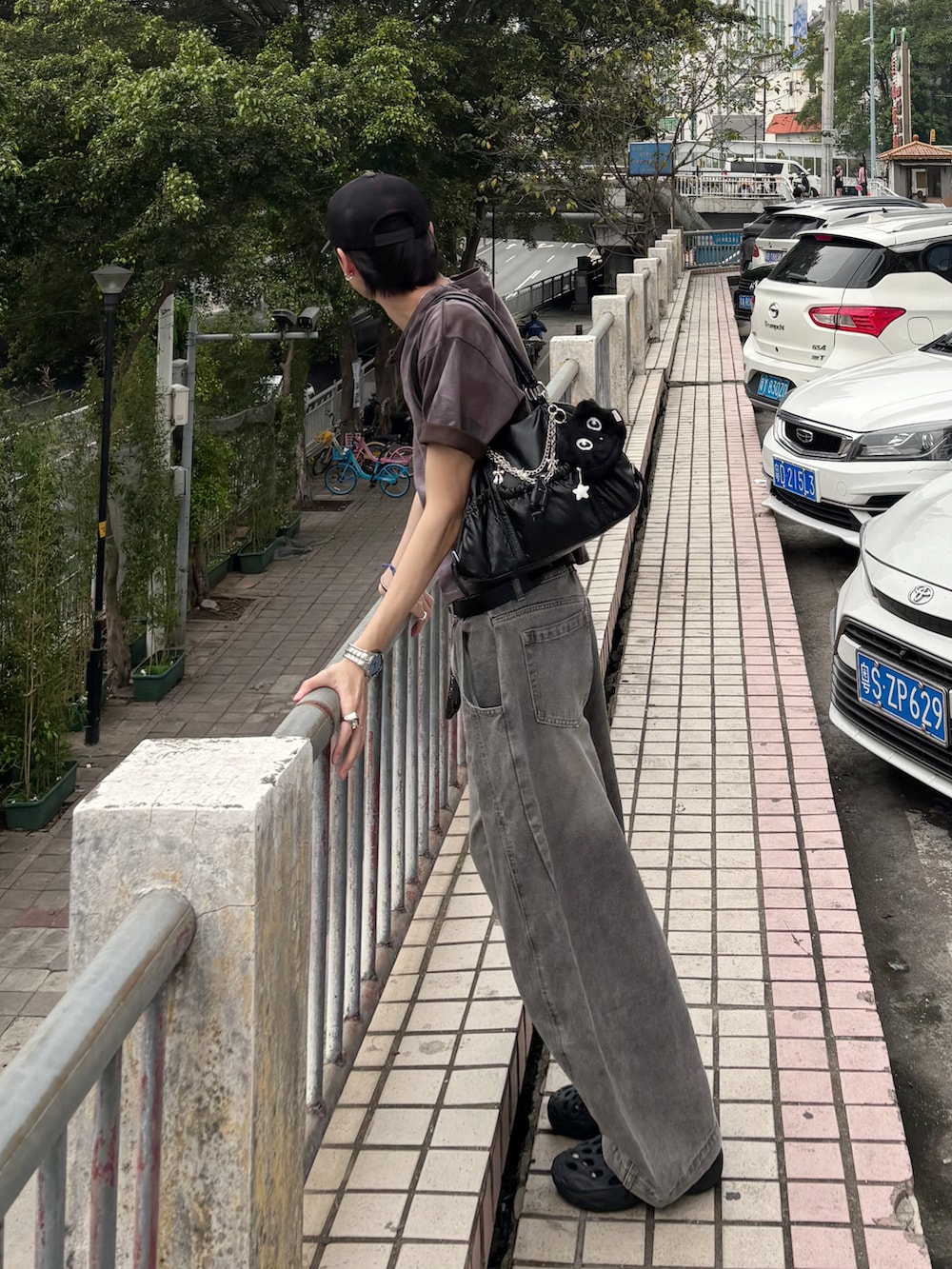 ブラウン系のTシャツ/カットソー、グレー系のデニムパンツ、ブラック系のサンダルを着用したメンズの春コーディネートの5枚目の写真