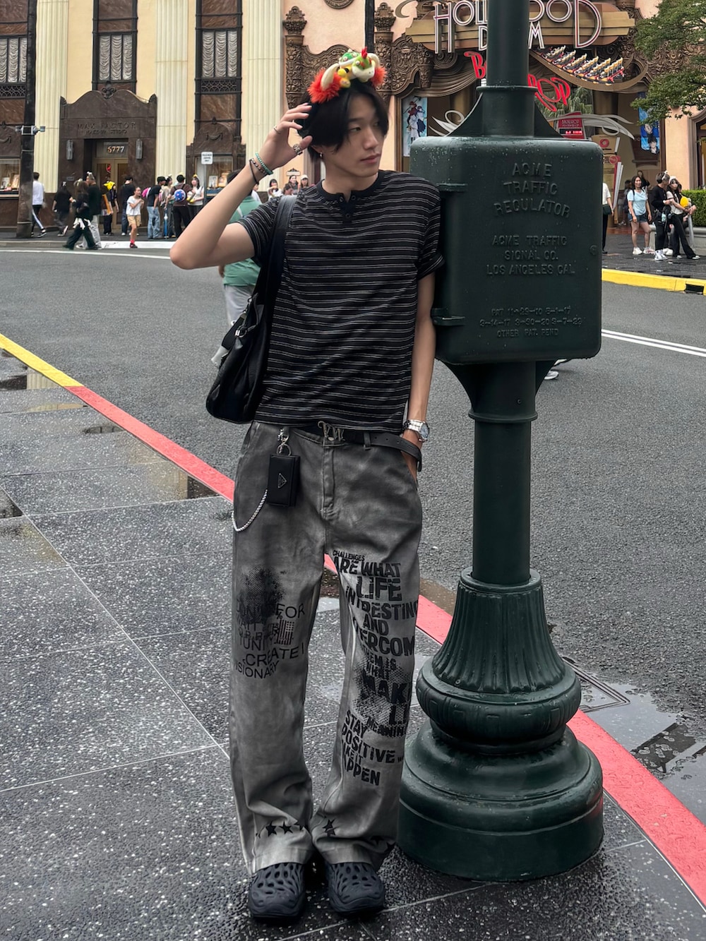 ブラック系のTシャツ/カットソー、ホワイト系のデニムパンツ、ブラック系のサンダルを着用したメンズの夏コーディネートの3枚目の写真