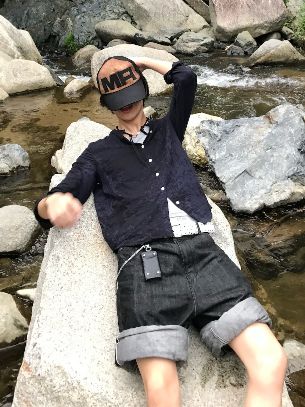 ブルー系のシャツ/ブラウス、その他のTシャツ/カットソー、ブラック系のデニムパンツを着用したメンズの秋コーディネートの3枚目の写真