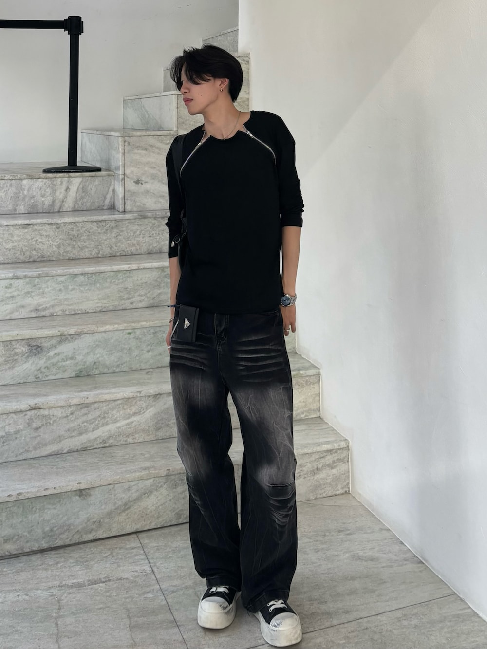 ブラック系のTシャツ/カットソー、ブラック系のデニムパンツ、ブラック系のスニーカーを着用したメンズの夏コーディネートの2枚目の写真