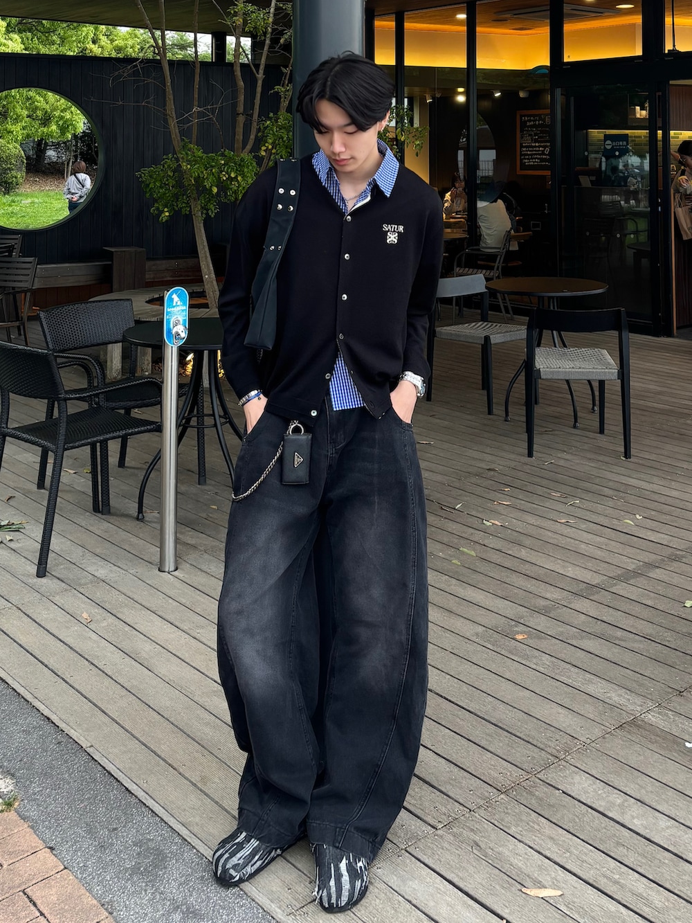 ブラック系のカーディガン/ボレロ、ブルー系のシャツ/ブラウス、ブラック系のデニムパンツを着用したメンズの春コーディネートの3枚目の写真
