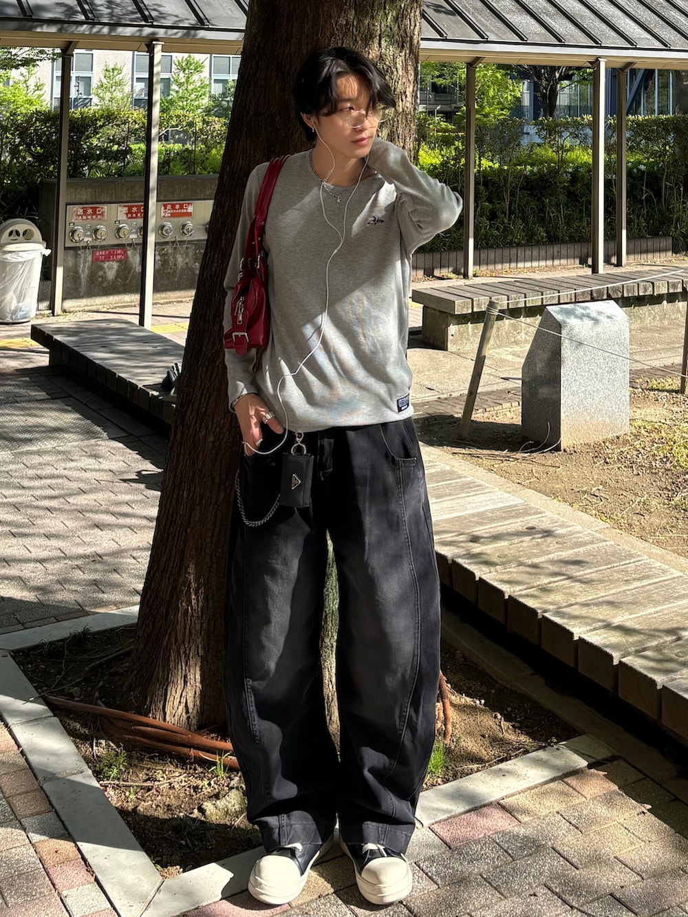 グレー系のTシャツ/カットソー、ブラック系のデニムパンツ、ブラック系のスニーカーを着用したメンズの春コーディネートの3枚目の写真
