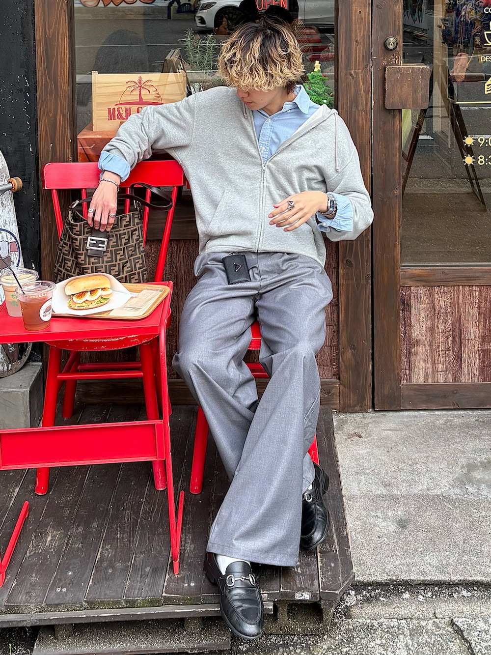 ブルー系のシャツ/ブラウス、グレー系のパーカー、グレー系のスラックスを着用したメンズの春コーディネートの2枚目の写真