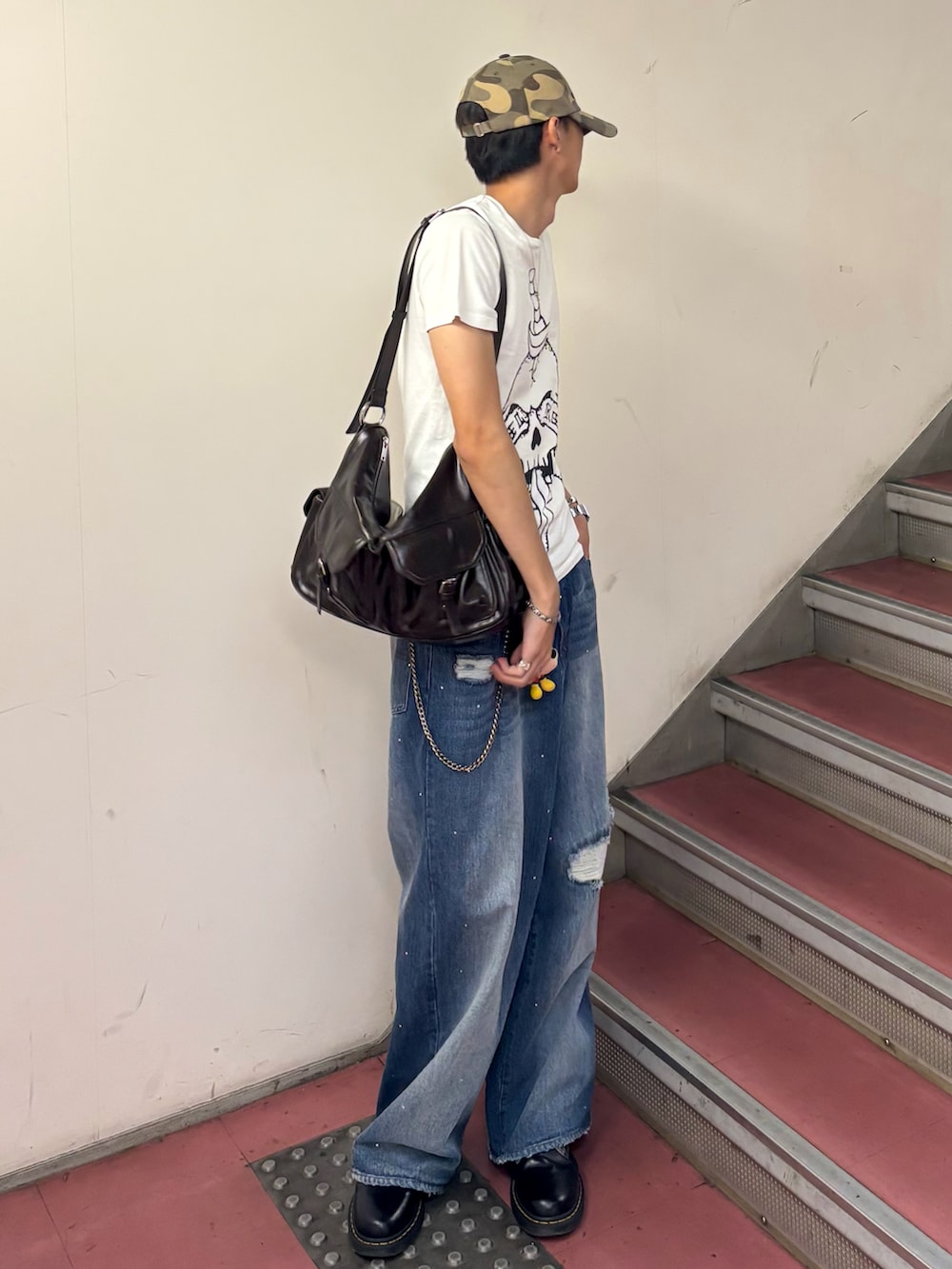 ホワイト系のTシャツ/カットソー、ブラウン系のショルダーバッグ、ブルー系のデニムパンツを着用したメンズの夏コーディネートの2枚目の写真