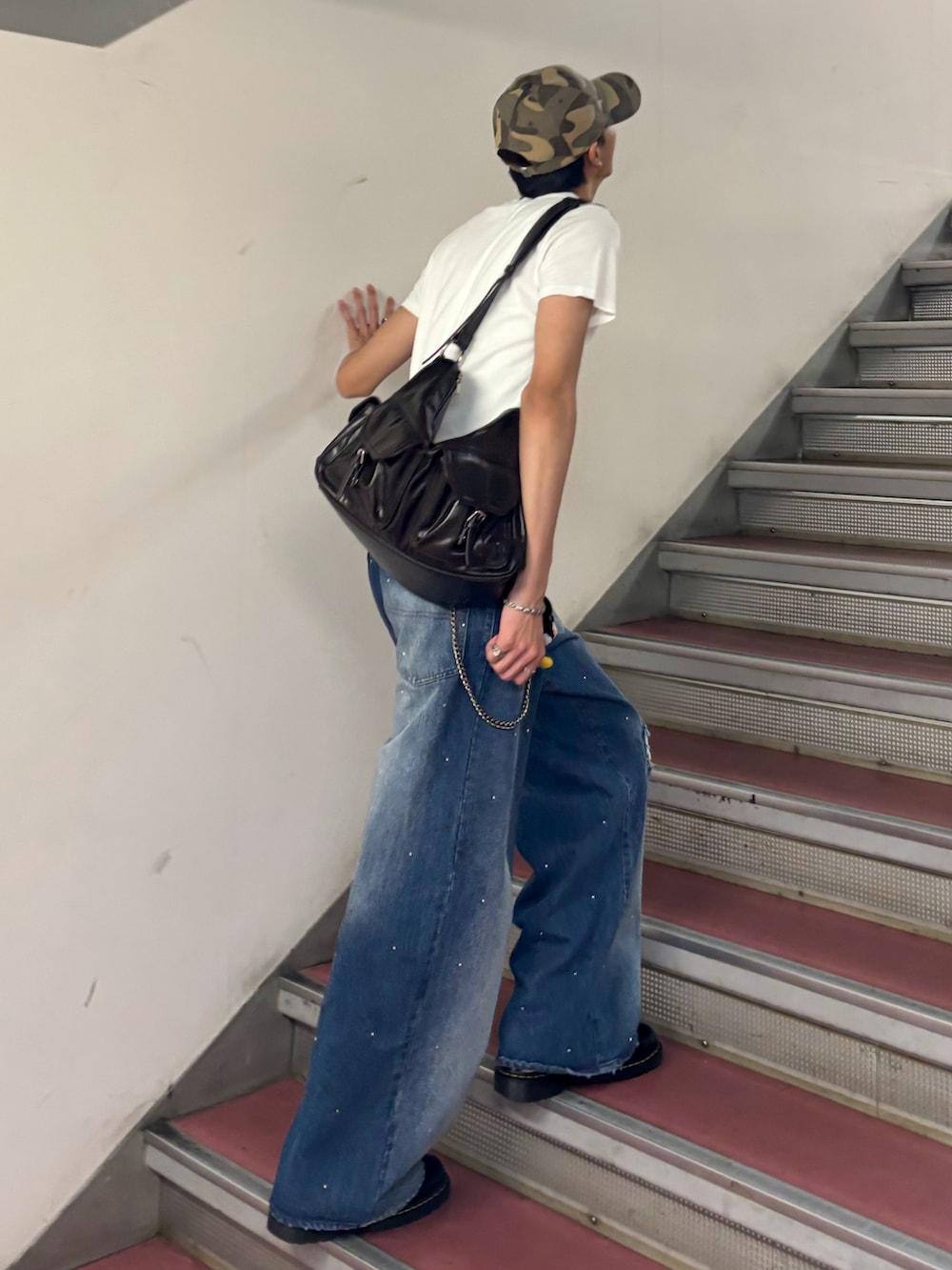 ホワイト系のTシャツ/カットソー、ブラウン系のショルダーバッグ、ブルー系のデニムパンツを着用したメンズの夏コーディネートの3枚目の写真