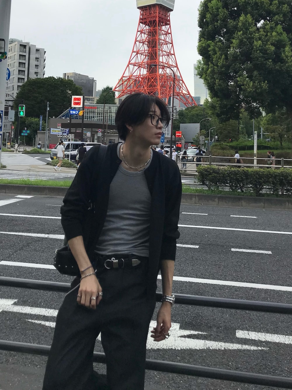 その他のTシャツ/カットソー、ブラック系のデニムパンツ、ブラック系のスニーカーを着用したメンズの夏コーディネートの5枚目の写真