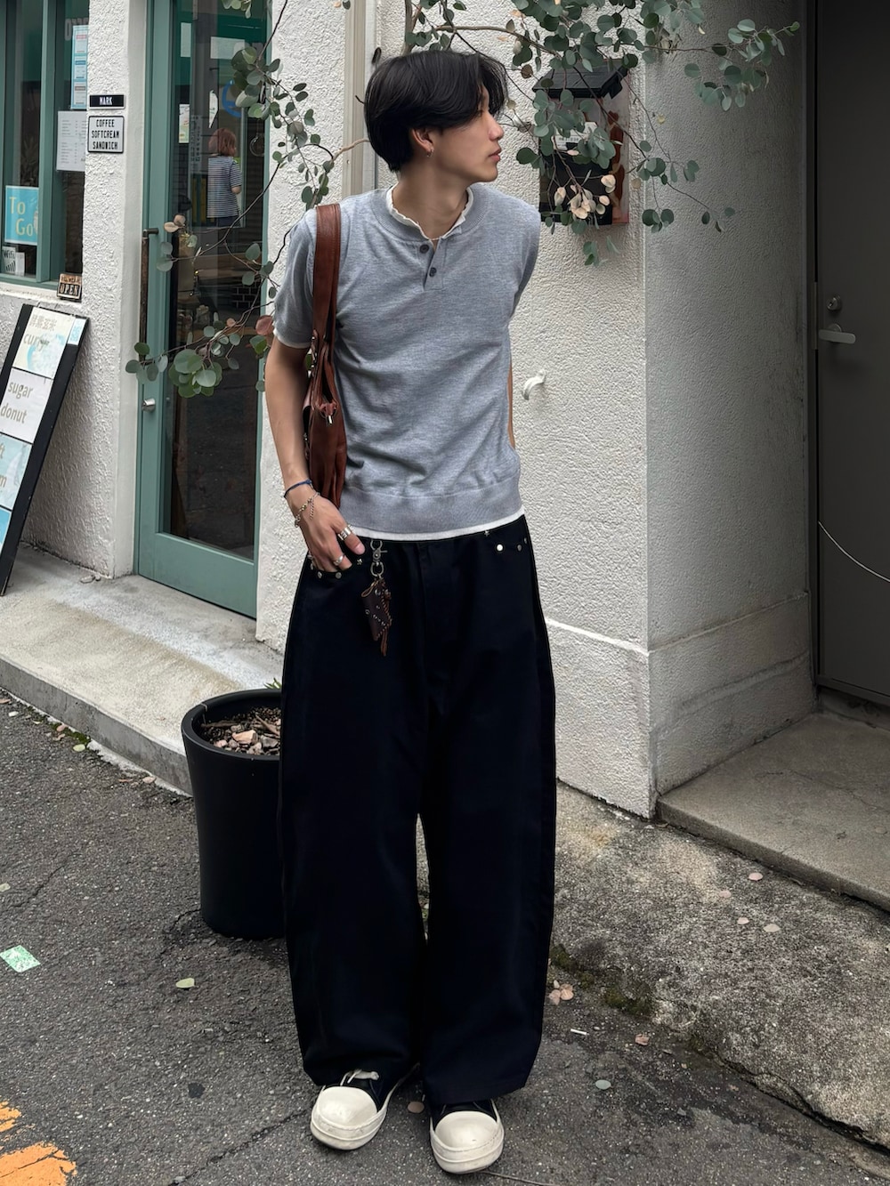 グレー系のTシャツ/カットソー、ブラック系のデニムパンツ、ブラック系のスニーカーを着用したメンズの夏コーディネートの2枚目の写真