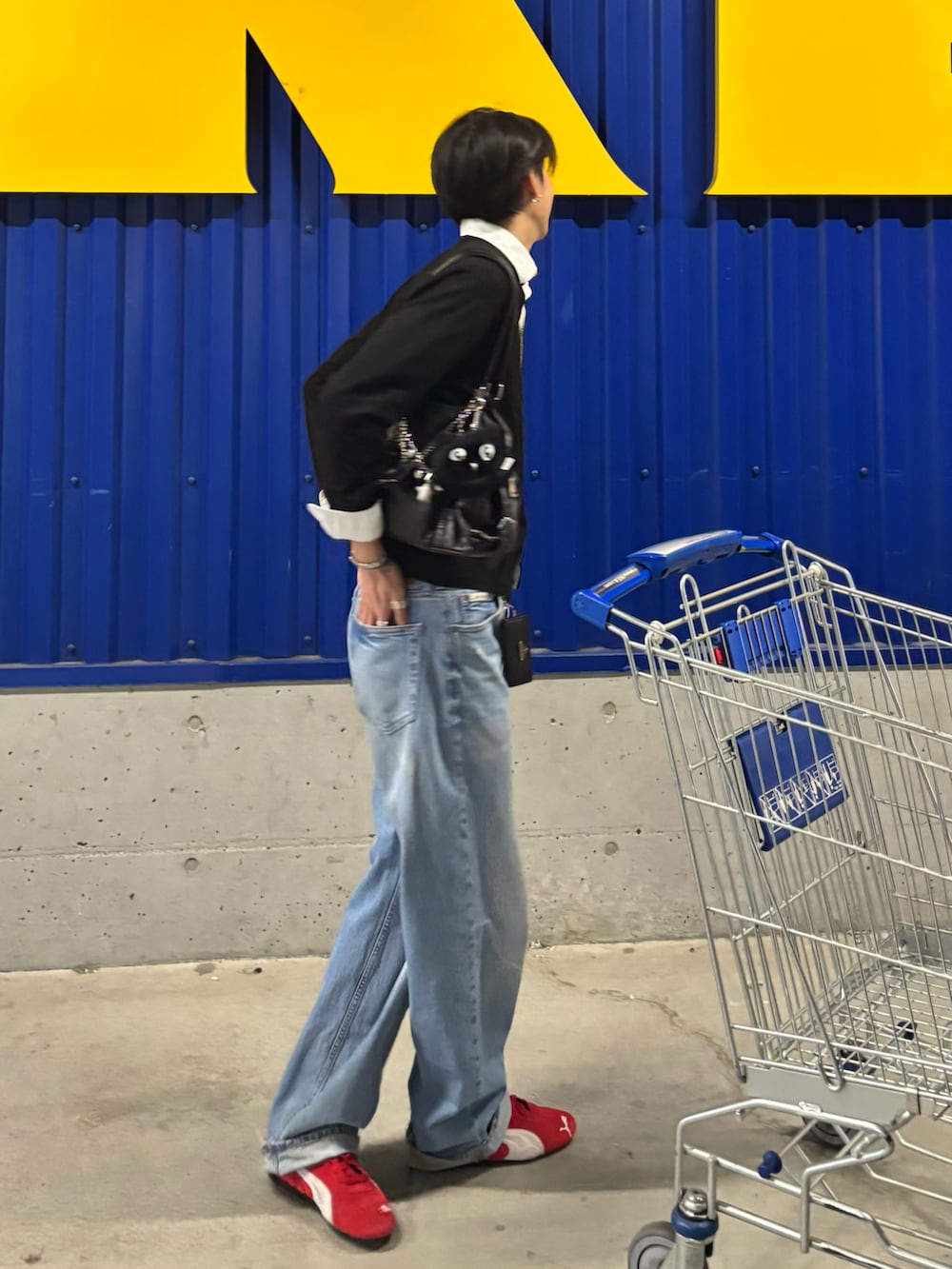 ブラック系のカーディガン/ボレロ、ホワイト系のシャツ/ブラウス、ブルー系のデニムパンツを着用したメンズの春コーディネートの4枚目の写真