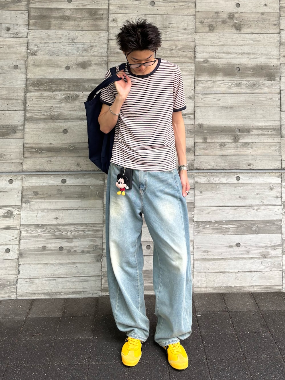 ブルー系のTシャツ/カットソー、ブルー系のデニムパンツ、ブルー系のトートバッグを着用したメンズの夏コーディネートの3枚目の写真