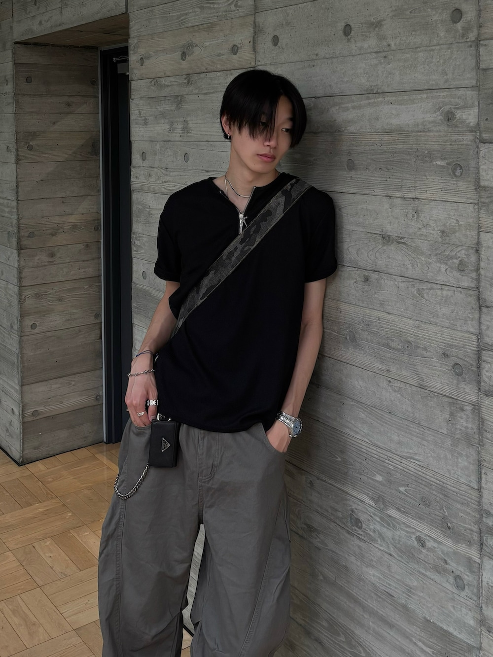 ブラック系のTシャツ/カットソー、グリーン系のショルダーバッグ、グレー系のカーゴパンツを着用したメンズの夏コーディネートの4枚目の写真