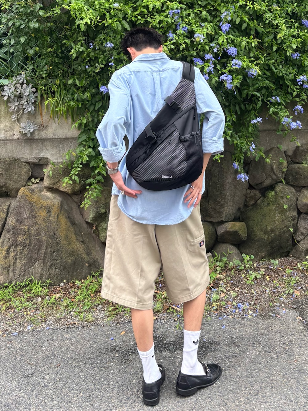 ブルー系のシャツ/ブラウス、ベージュ系のチノパンツ、ブラック系のローファーを着用したメンズの夏コーディネートの2枚目の写真