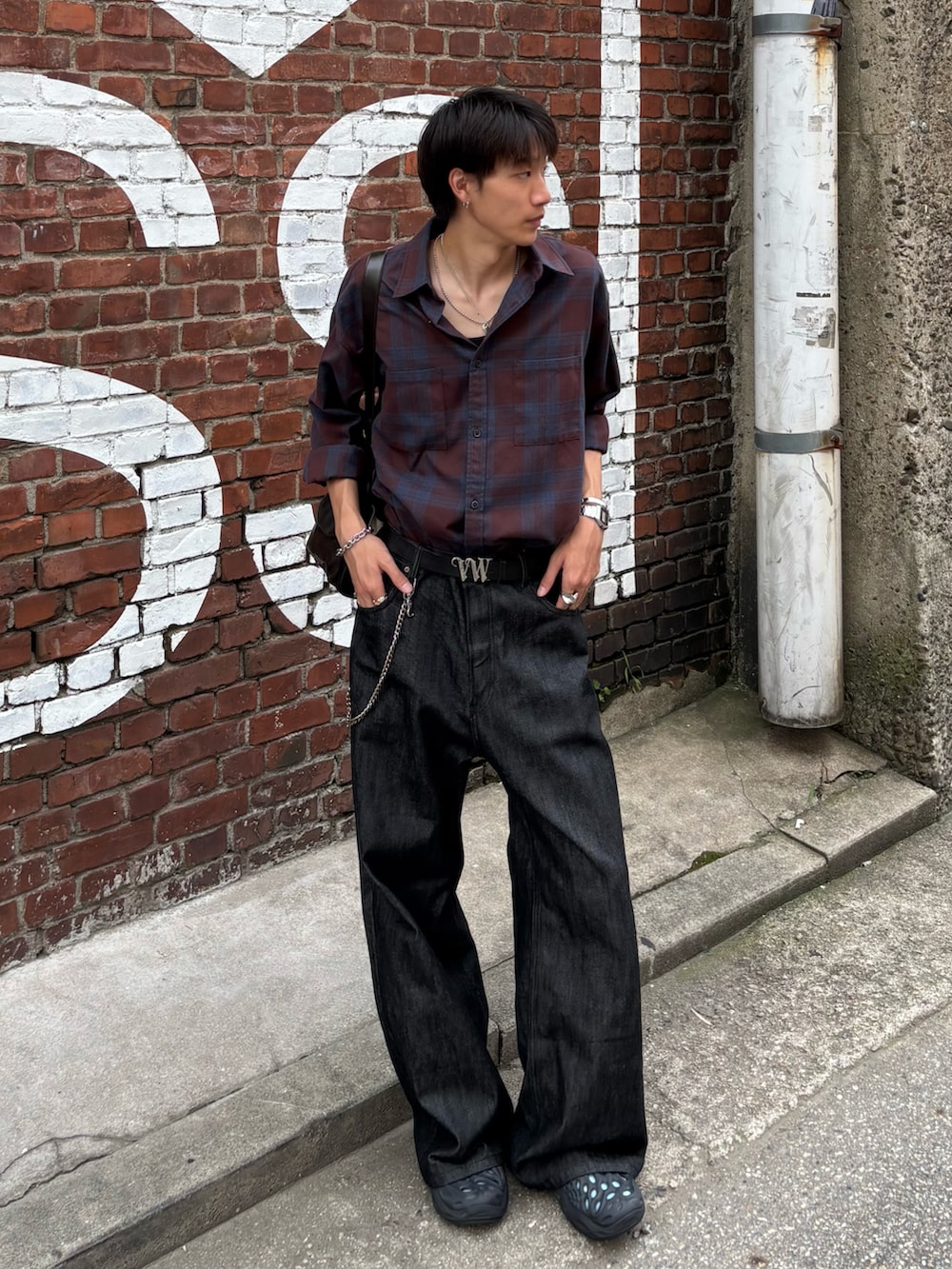 ブラウン系のシャツ/ブラウス、ブラック系のデニムパンツ、ブラック系のサンダルを着用したメンズの夏コーディネートの2枚目の写真