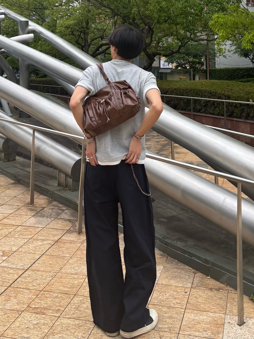 グレー系のTシャツ/カットソー、ブラウン系のショルダーバッグ、ブルー系のチノパンツを着用したメンズの春コーディネートの2枚目の写真