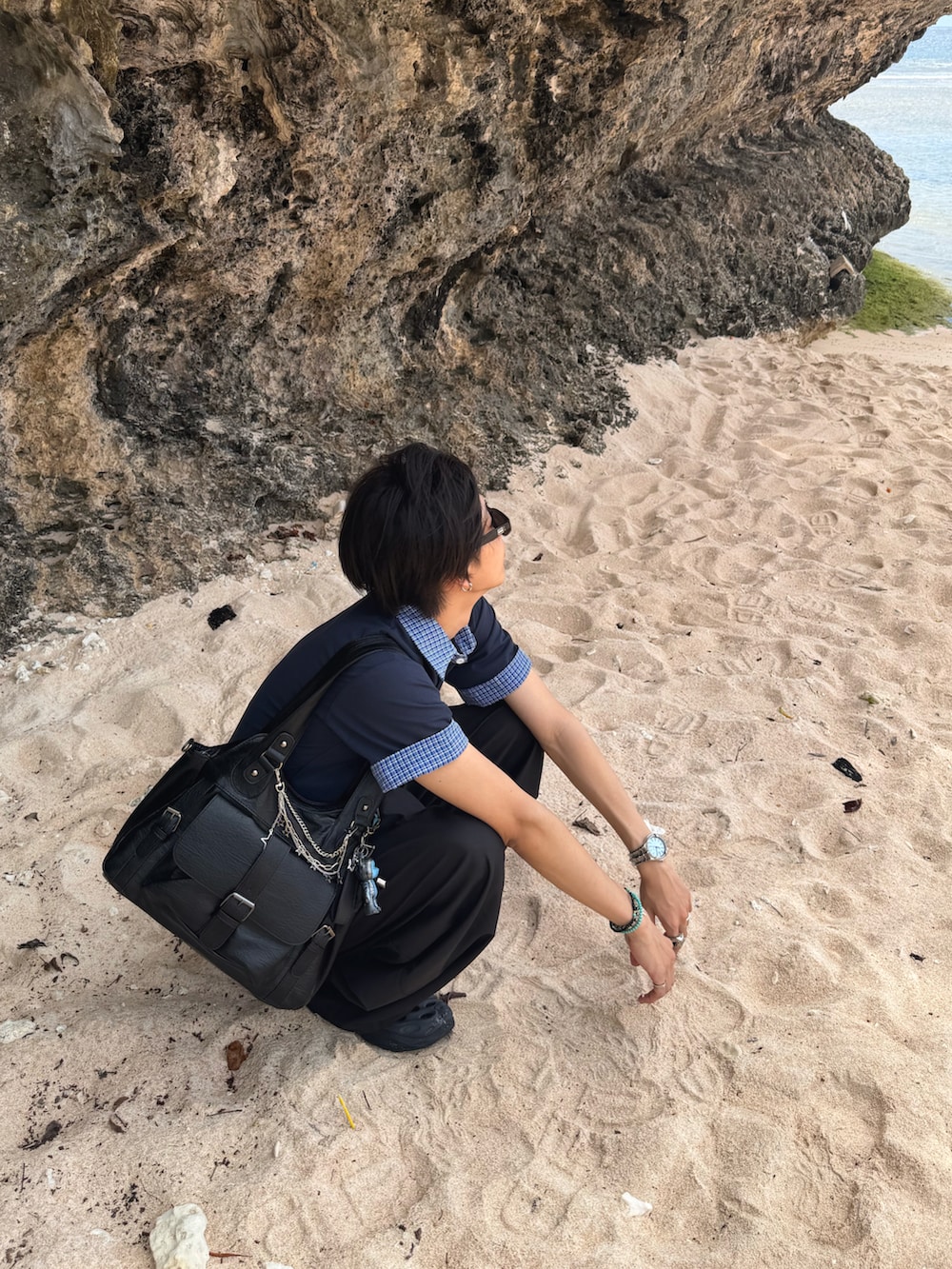 ブルー系のTシャツ/カットソー、ブラック系のスラックス、ブラック系のサンダルを着用したメンズの夏コーディネートの5枚目の写真
