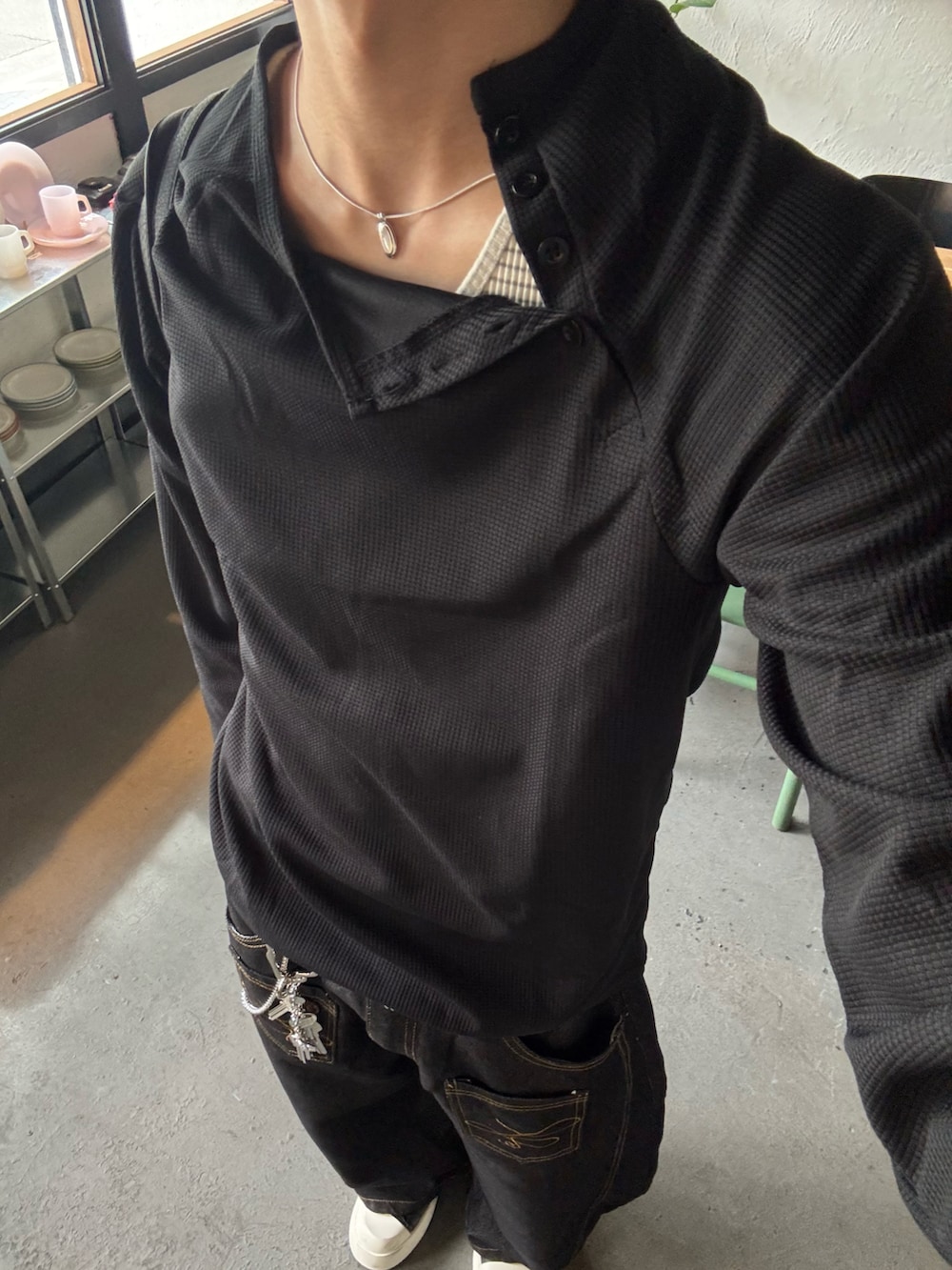 ブラック系のTシャツ/カットソー、グレー系のタンクトップ、ブラック系のデニムパンツを着用したメンズの夏コーディネートの5枚目の写真