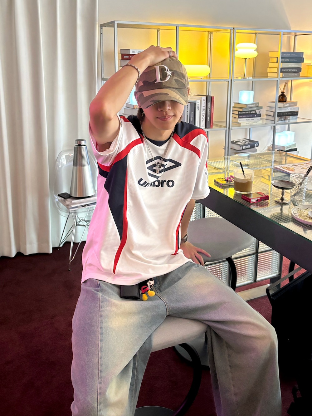 ホワイト系のTシャツ/カットソー、ブルー系のデニムパンツ、ブラック系のサンダルを着用したメンズの春コーディネートの2枚目の写真