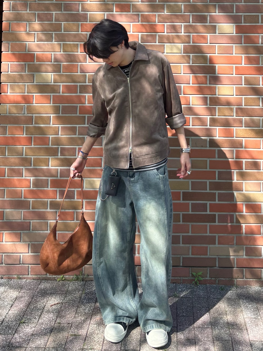 その他のMA-1、ブラック系のTシャツ/カットソー、ブラウン系のショルダーバッグを着用したメンズの春コーディネートの2枚目の写真