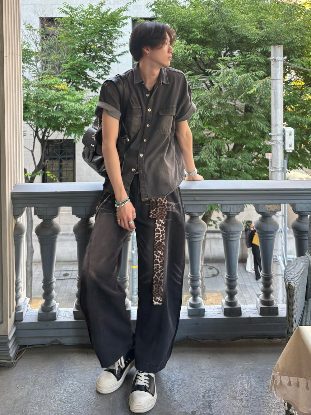 ブラック系のシャツ/ブラウス、ブラック系のデニムパンツ、ブラック系のスニーカーを着用したメンズの夏コーディネートの3枚目の写真