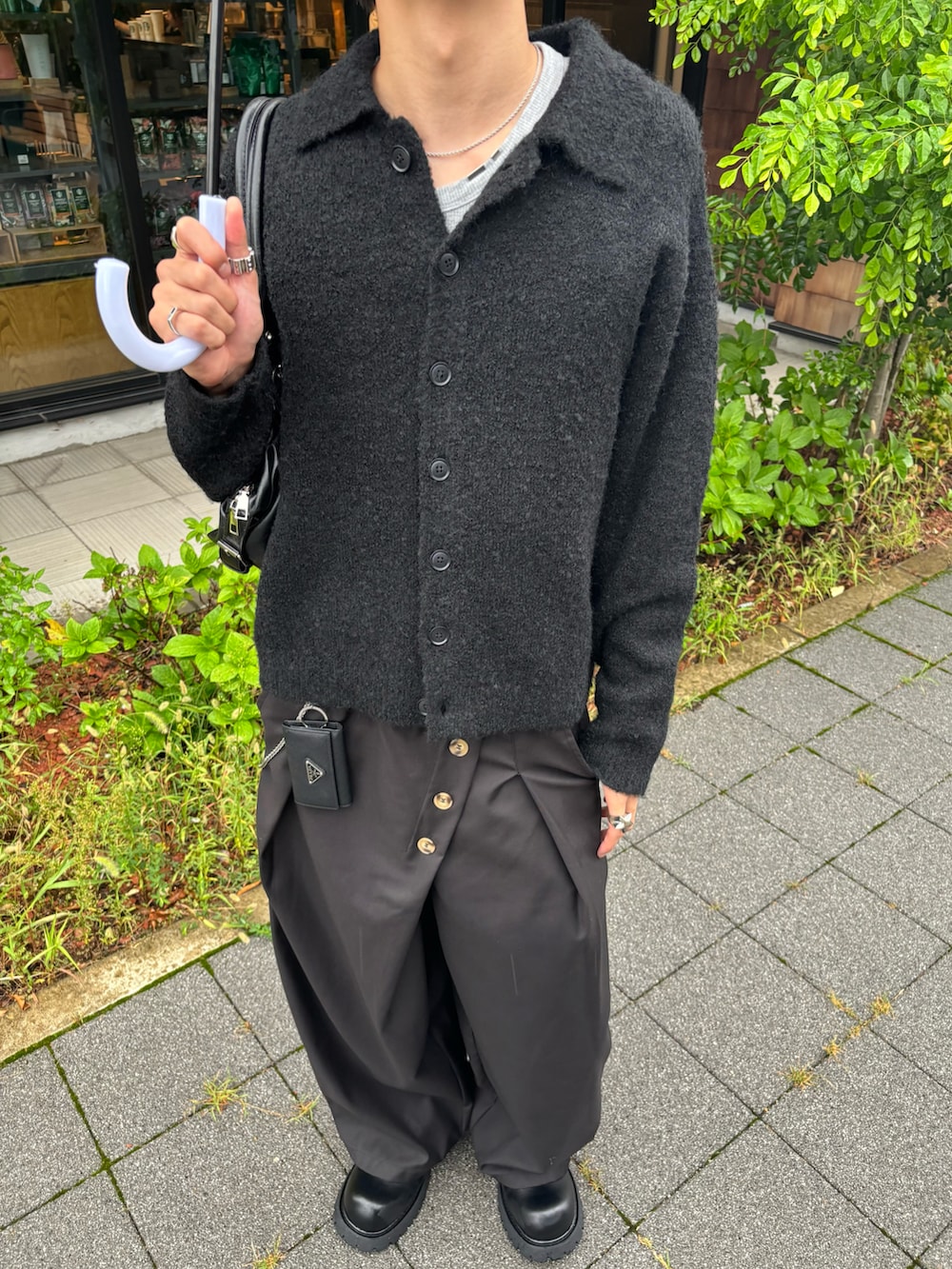 ブラック系のカーディガン/ボレロ、ブラック系のスラックス、ブラック系のドレスシューズを着用したメンズの秋コーディネートの5枚目の写真