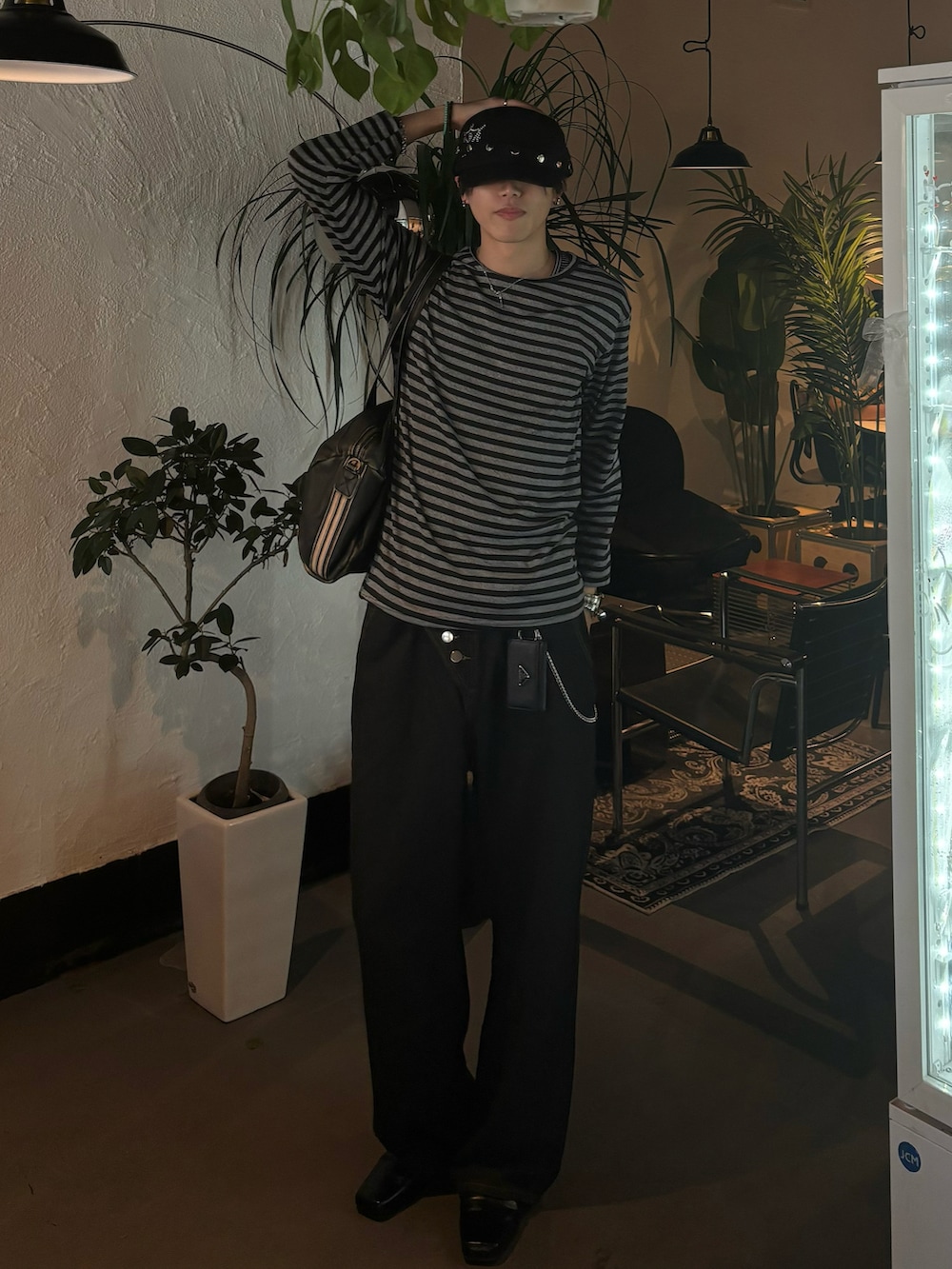 ブラック系のTシャツ/カットソー、ブラック系のデニムパンツ、ブラック系のドレスシューズを着用したメンズの夏コーディネートの2枚目の写真