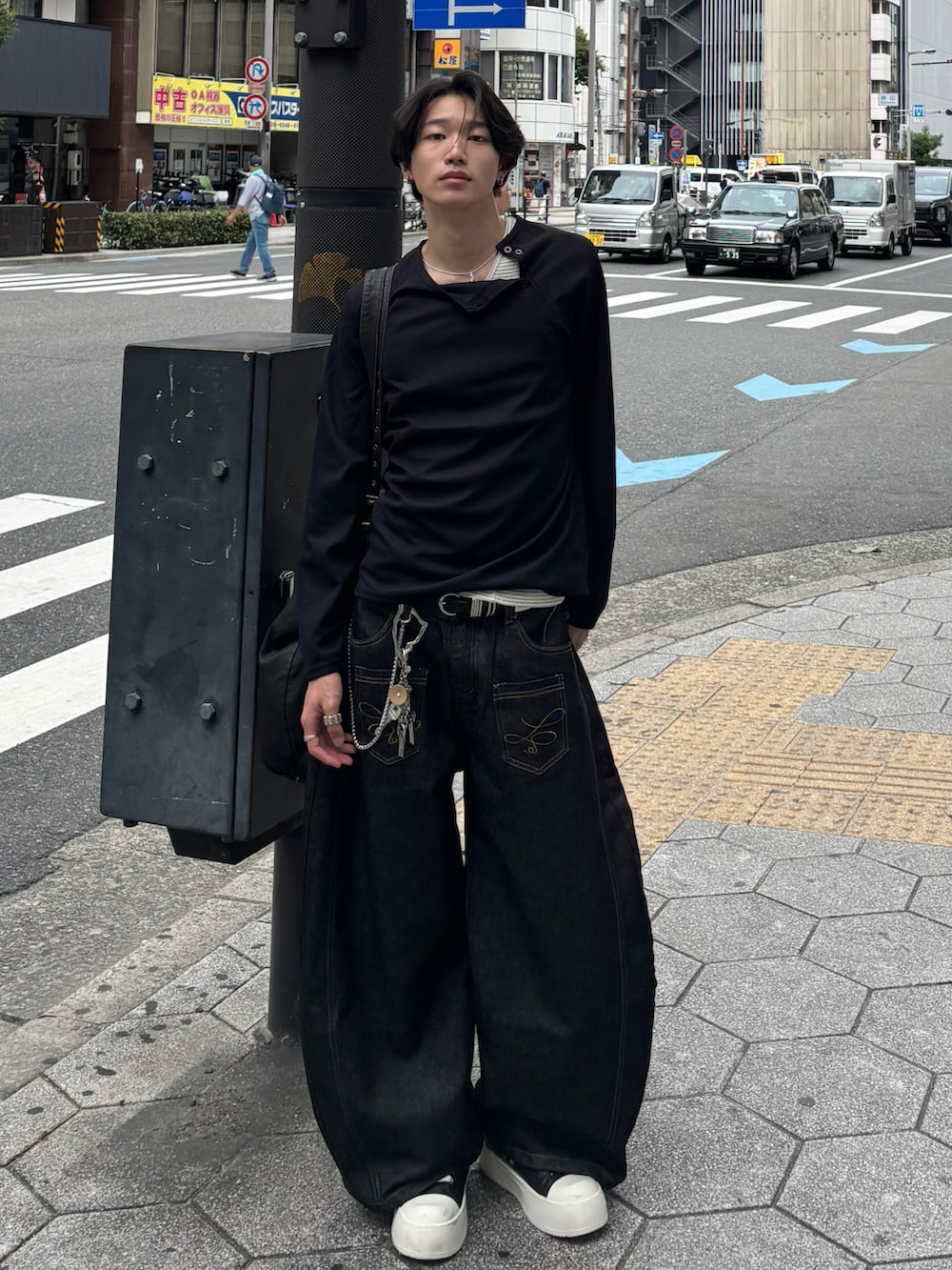 ブラック系のTシャツ/カットソー、グレー系のタンクトップ、ブラック系のデニムパンツを着用したメンズの夏コーディネートの2枚目の写真