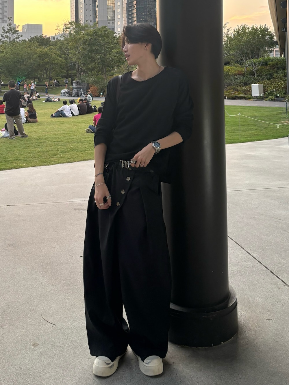 ブラック系のTシャツ/カットソー、ブラック系のスラックス、ブラック系のスニーカーを着用したメンズの夏コーディネートの2枚目の写真