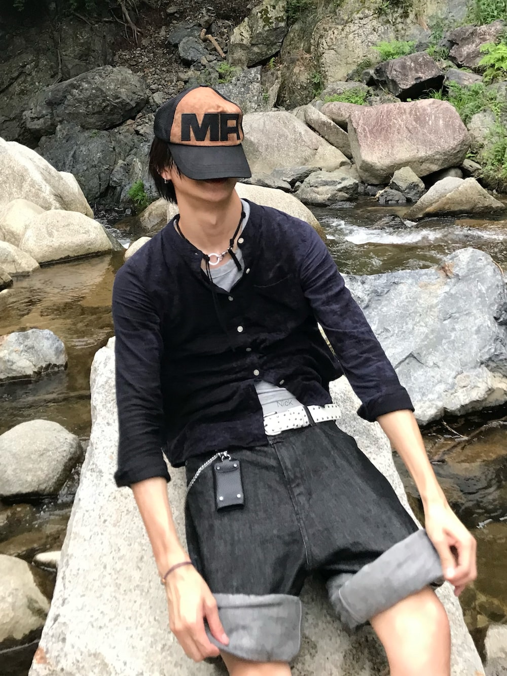 ブルー系のシャツ/ブラウス、その他のTシャツ/カットソー、ブラック系のデニムパンツを着用したメンズの秋コーディネートの4枚目の写真
