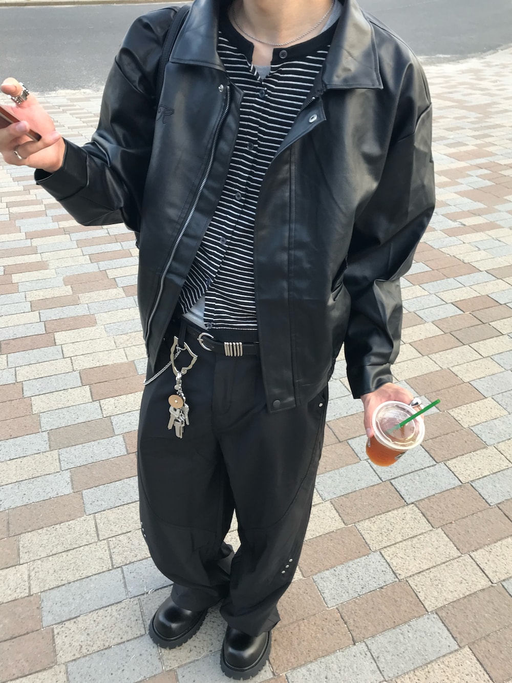 ブラック系のカーディガン/ボレロ、ブラック系のライダースジャケット、ブラック系のスラックスを着用したメンズの秋コーディネートの5枚目の写真