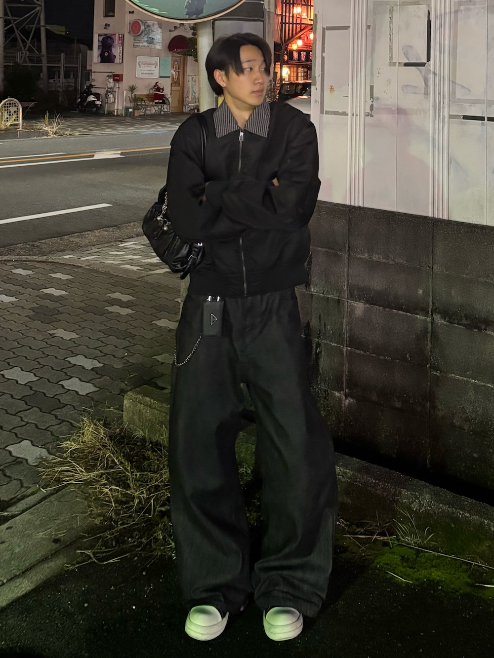 ブラック系のMA-1、グレー系のブルゾン、ブラック系のデニムパンツを着用したメンズの冬コーディネートの2枚目の写真