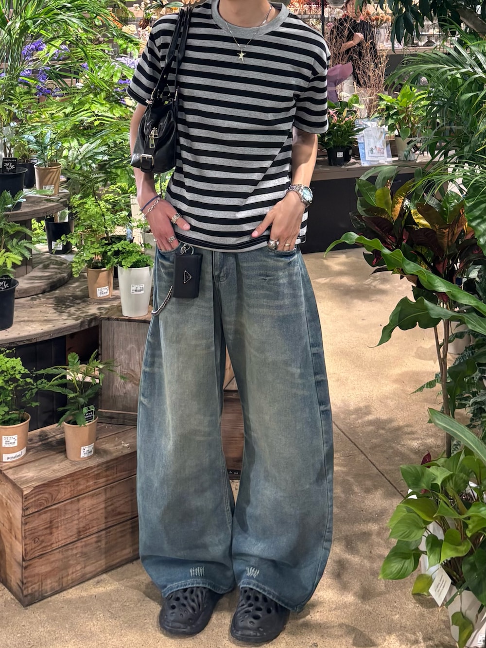 グレー系のTシャツ/カットソー、ブルー系のデニムパンツ、ブラック系のサンダルを着用したメンズの春コーディネートの5枚目の写真