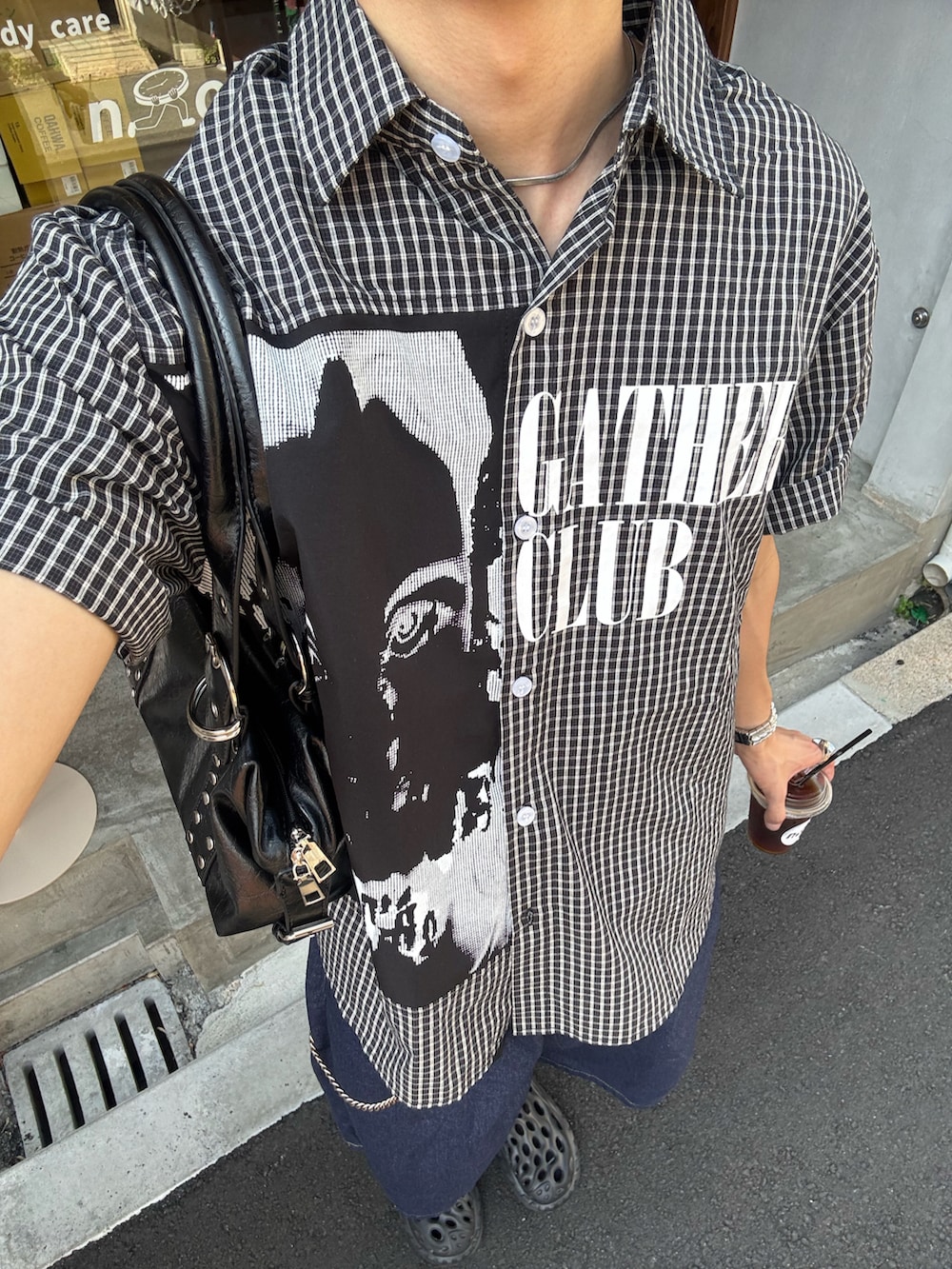 ブラック系のシャツ/ブラウス、ブルー系のデニムパンツ、ブラック系のサンダルを着用したメンズの夏コーディネートの4枚目の写真