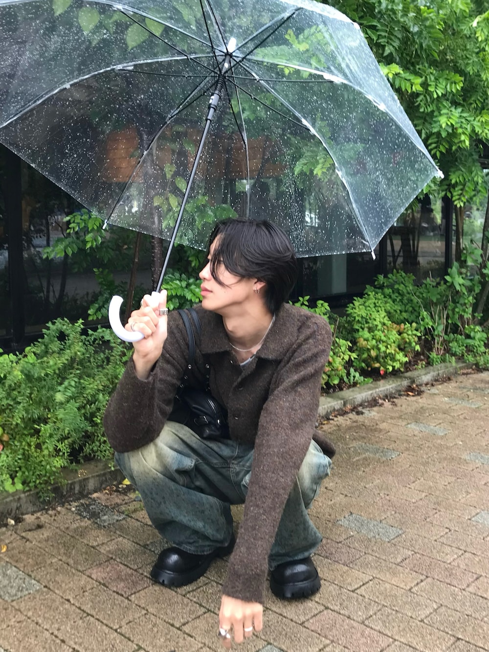 ブラック系のドレスシューズ、ブラウン系のカーディガン/ボレロ、その他のTシャツ/カットソーを着用したメンズの秋コーディネートの3枚目の写真