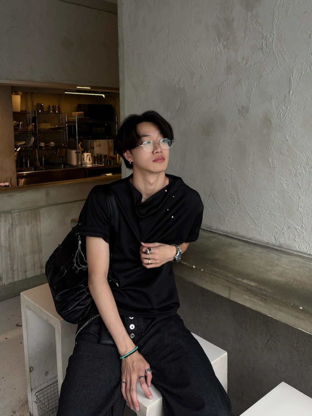 ブラック系のTシャツ/カットソー、ブラック系のデニムパンツ、ブラック系のスニーカーを着用したメンズの夏コーディネートの3枚目の写真