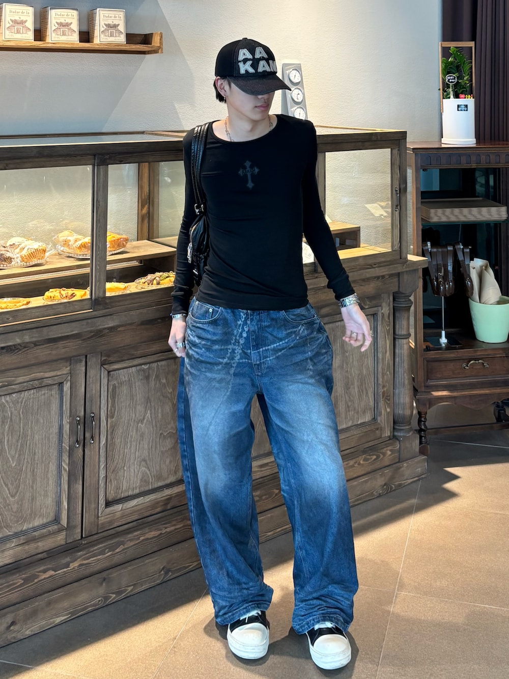 その他のTシャツ/カットソー、ブルー系のデニムパンツ、ブラック系のスニーカーを着用したメンズの春コーディネートの2枚目の写真