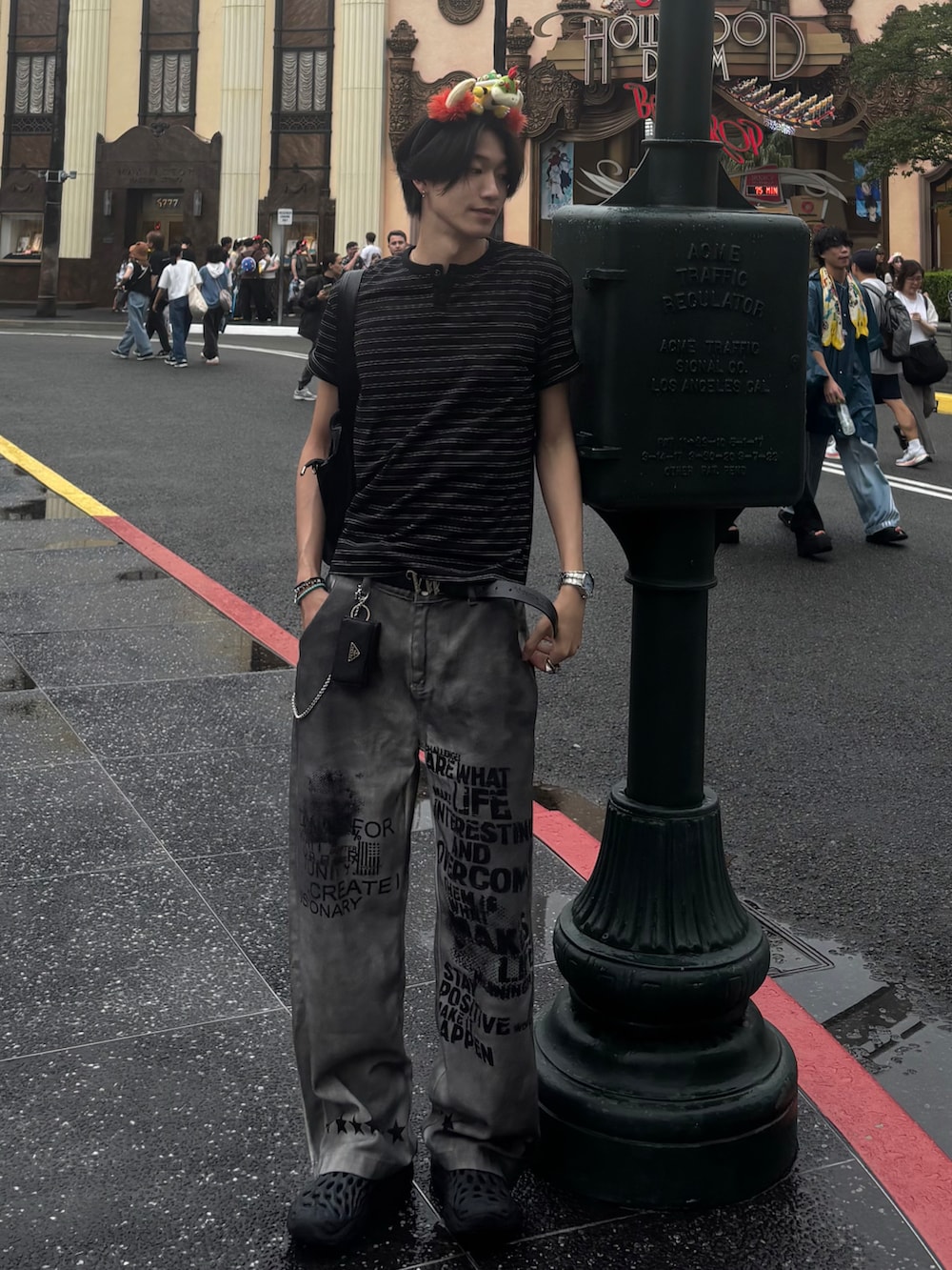 ブラック系のTシャツ/カットソー、ホワイト系のデニムパンツ、ブラック系のサンダルを着用したメンズの夏コーディネートの2枚目の写真